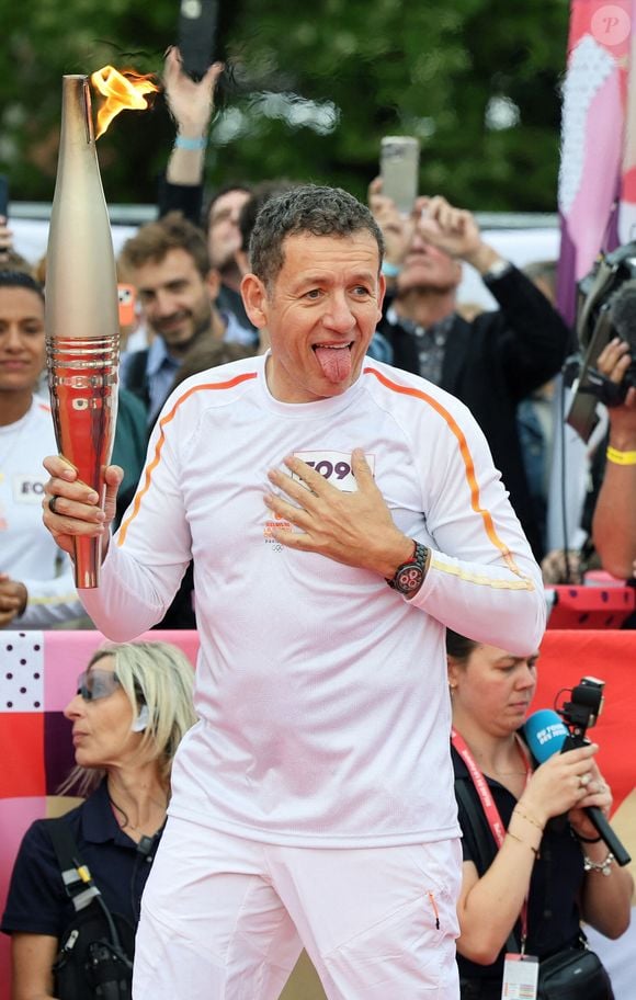 Arrivée de Dany Boon, dernier porteur de la flamme olympique - Dany Boon, dernier porteur de la flamme olympique dans le Nord, a allumé le chaudron olympique sur l'esplanade du Champs de Mars à Lille le 2 juillet 2024.