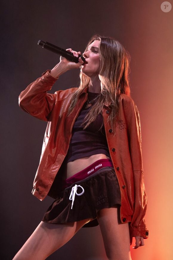 Dans ce cocon parisien et auprès de son chéri, Charlotte Cardin savoure des joies simples comme être dans son lit et admirer la vue depuis sa fenêtre...

Charlotte Cardin en concert au festival Solidays à Paris le 30 juin 2024. Crédit Jeremy Melloul / Bestimage