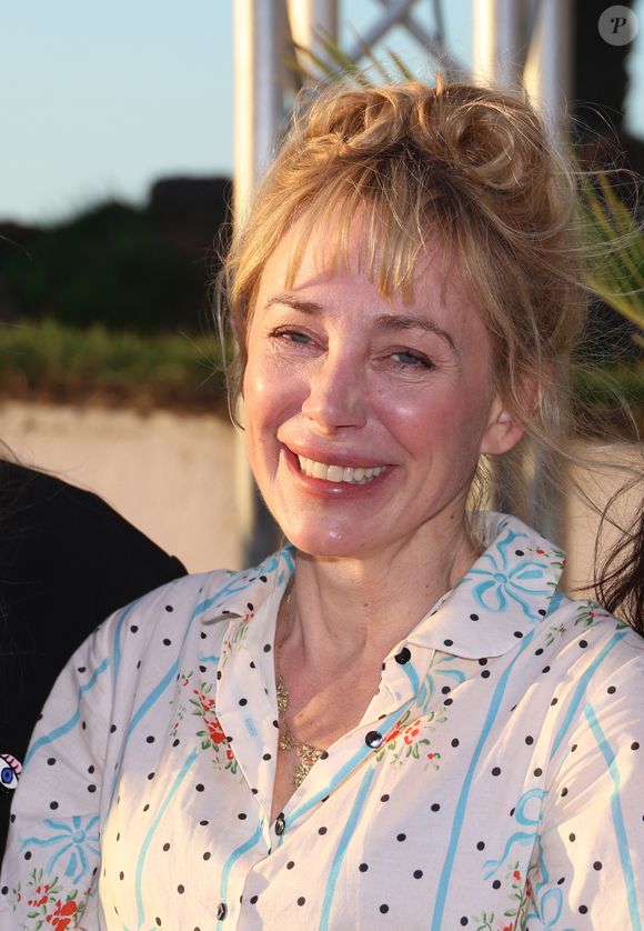 "C’est Philippe ! C’est un concours de normalité. Il est beaucoup plus à cheval que moi sur les horaires et l’organisation avec les enfants. Il est responsable, et moi je me trouve très terre à terre".

Julie Depardieu, membre du jury lors de la soirée d'ouverture de la 35ème édition du Festival du Film Britannique et Irlandais de Dinard le 3 octobre 2024. © Denis Guignebourg / Bestimage