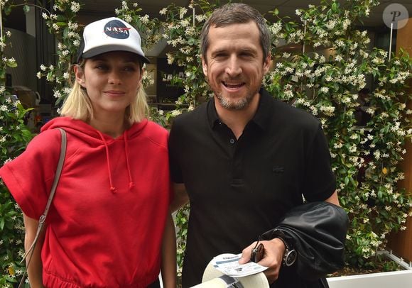 Guillaume Canet et sa compagne Marion Cotillard au village lors des internationaux de France à Roland Garros le 10 juin 2018.
© Veeren / Bestimage