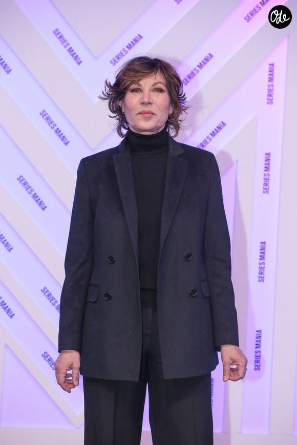 Selon elle, certaines personnalités profitaient de l’événement pour parler de projets professionnels.

Mathilde Seigner - Cérémonie de clôture du festival Séries Mania à Lille le 27 mars 2026. © Stéphane Vansteenquiste/Bestimage