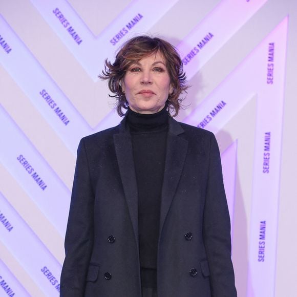 Selon elle, certaines personnalités profitaient de l’événement pour parler de projets professionnels.

Mathilde Seigner - Cérémonie de clôture du festival Séries Mania à Lille le 27 mars 2026. © Stéphane Vansteenquiste/Bestimage