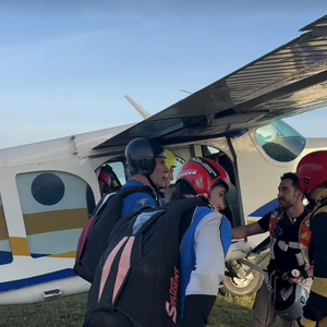 Guillaume Canet au Cap Ferret pour fêter ses 53 ans avec ses amis.