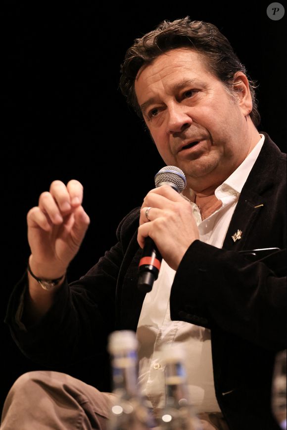 Laurent Gerra lors des 29ème Journées Nationales du Livre et du Vin à Saumur (Maine et Loire) le 5 avril 2025. © Laetitia Notorianni/Bestimage