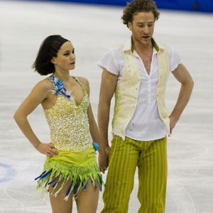 Loin de sa carrière de patineuse mais toujours dans le domaine du sport...

Les danseurs sur glace français Nathalie Pechalat et Fabian Bourzat se produisent lors d'une séance d'entraînement de danse sur glace aux Championnats du monde de patinage artistique 2012 de l'UIP à Nice, France, le 26 mars 2012. Photo par Patrice Masante/ABACAPRESS.COM