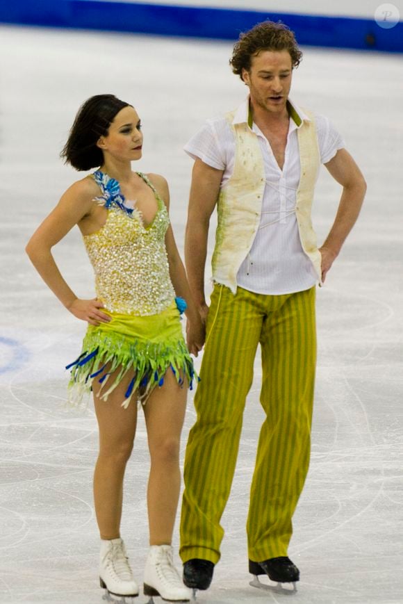 Loin de sa carrière de patineuse mais toujours dans le domaine du sport...

Les danseurs sur glace français Nathalie Pechalat et Fabian Bourzat se produisent lors d'une séance d'entraînement de danse sur glace aux Championnats du monde de patinage artistique 2012 de l'UIP à Nice, France, le 26 mars 2012. Photo par Patrice Masante/ABACAPRESS.COM