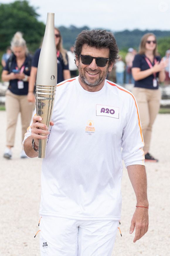 Le porteur de la flamme olympique Patrick Bruel lors du relais de la flamme des Jeux Olympiques de Paris le 23 juillet 2024 à Versailles, France. Photo par Laurent Zabulon/ABACAPRESS.COM