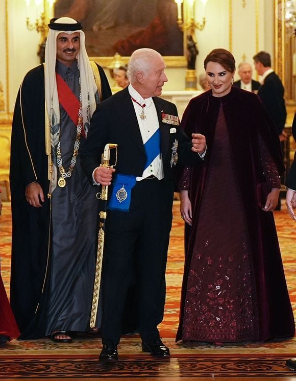 Le roi Charles III d'Angleterre - L'émir du Qatar Tamim ben Hamad Al-Thani et sa femme Jawaher bint Hamad bin Suhaim Al-Thani au dîner d'Etat au palais de Buckingham lors de sa visite d'Etat au Royaume-Uni, le 3 décembre 2024.