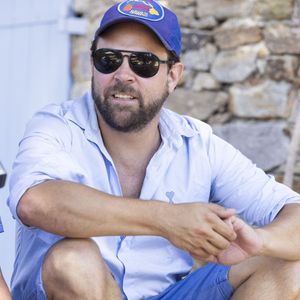 Exclusif - Arthur Jugnot - Déjeuner avec les comédiens des pièces de théâtre "Le jour du kiwi" et "Bungalow 21" lors du 40ème Festival de Ramatuelle, qui se joueront les 6 et 7 août au Théâtre de Verdure. Le 6 août 2024
© Cyril Bruneau / Festival de Ramatuelle / Bestimage