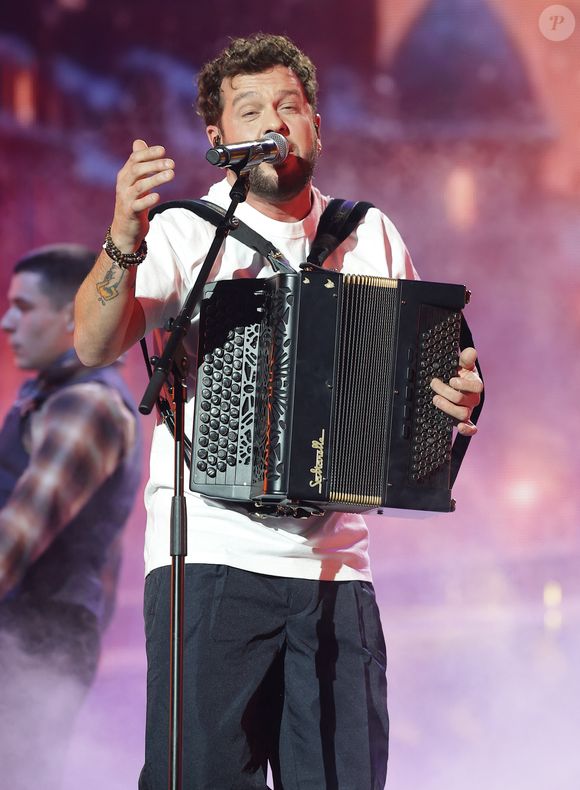 Exclusif - Claudio Capéo lors du concert du gala de Noël de l'association Tout le monde contre le cancer fête ses 20 ans diffusé le 24 décembre sur M6 à l'Adidas Aren Porte de la Chapelle à Paris, France, le 4 décembre 2025. © Coadic Guirec/Bestimage