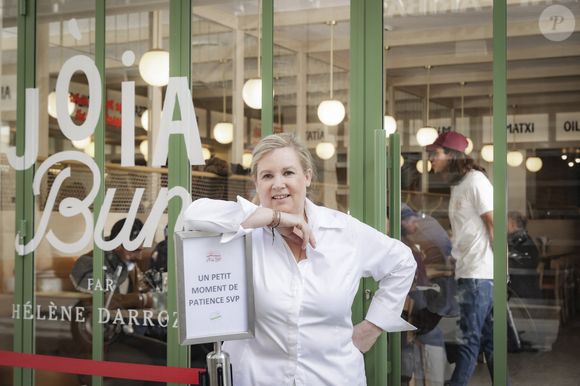 Exclusif - La cheffe étoilée Hélène Darroze vient d'ouvrir un nouveau restaurant bistronomique dédiée aux burgers haut de gamme "Jòia Bun" au 16 de la rue Michodière dans le 2ème arrondissement de Paris, France, le 16 mars 2023. © Jack Tribeca/Bestimage