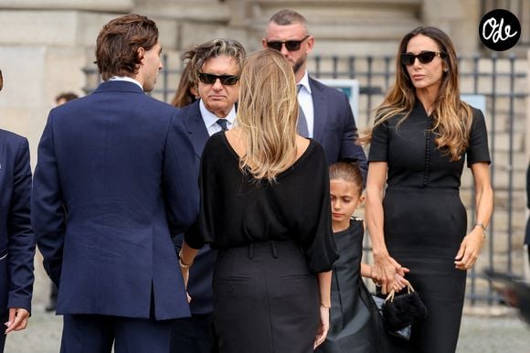 Robert Agostinelli, et ses enfants, Carlo Agostinelli et Héloïse Agostinelli, les proches de la défunte, Francesca Agostinelli et sa fille - Arrivées aux obsèques de Mathilde Favier en l'église Saint-Sulpice à Paris, le 31 aout 2026. © Dominique Jacovides-Cyril Moreau/Bestimage