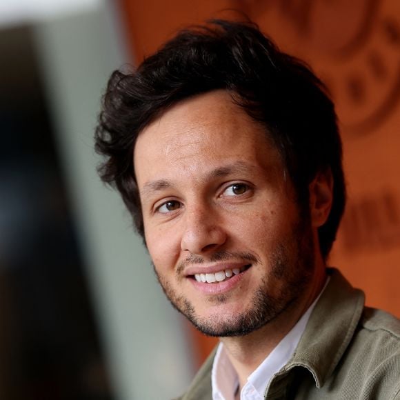 Vianney annonce enfin la fin d’une étape clé de sa cabane en pleine forêt. 

Le chanteur Vianney au village lors des Internationaux de France de Tennis de Roland Garros. © Jacovides-Moreau/Bestimage