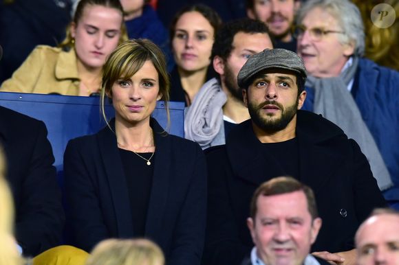 Isabelle Ithurburu et son compagnon Maxim Nucci - People dans les tribunes du Parc des Princes lors du Match PSG contre Nice le 27 octobre 2017. © Giancarlo Gorassini/Bestimage