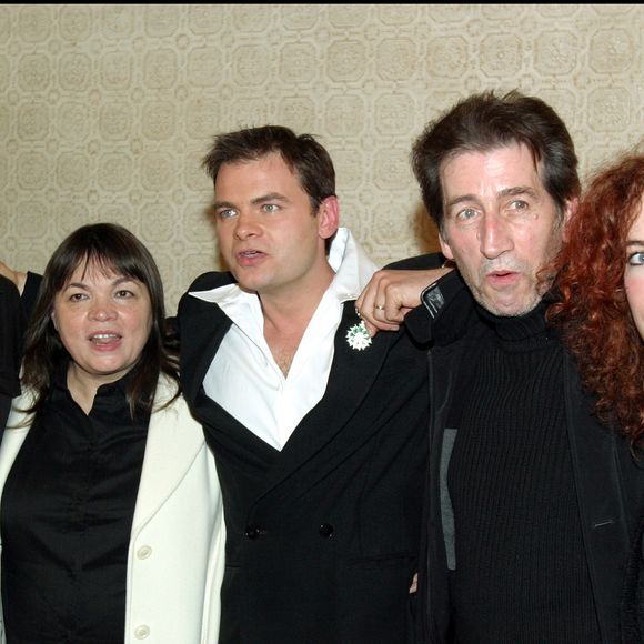 Clovis entouré de sa mère, Myriam Boyer, son père Roger Cornillac, sa sœur Elisa et son frère Arny Berry – Clovis Cornillac a reçu les insignes de chevalier de l'ordre des Arts et des Lettres des mains de Christophe Girard, à l’issue de la représentation "Je viens d’un pays de neige" avec sa mère Myriam Boyer, au Théâtre Déjazet
Photographe :
Bahi / Bestimage