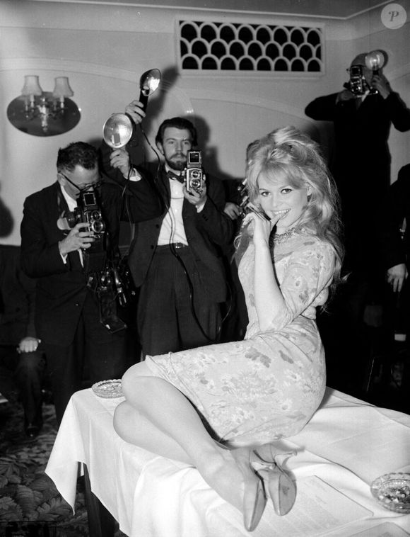 Photo d'archives datée du 09/04/59 de Brigitte Bardot dans un hôtel londonien lors d'un photocall après son arrivée de Paris pour commencer le tournage de son film "Babette s'en va-t-en guerre". PA/PA Wire
