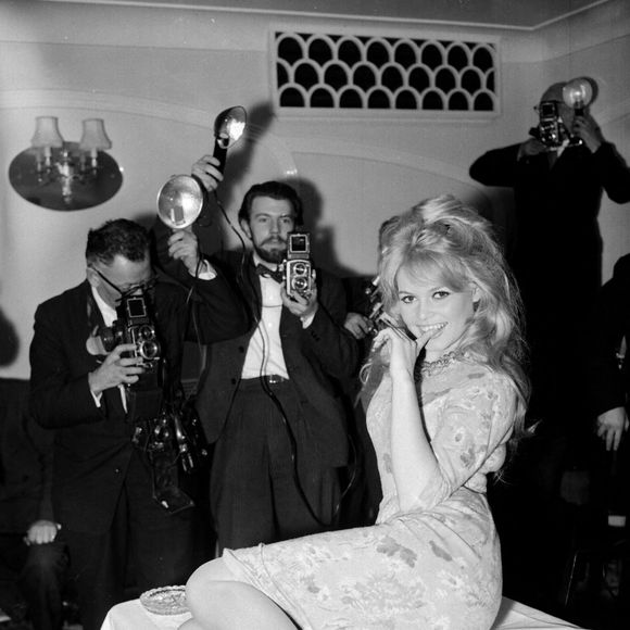 Photo d'archives datée du 09/04/59 de Brigitte Bardot dans un hôtel londonien lors d'un photocall après son arrivée de Paris pour commencer le tournage de son film "Babette s'en va-t-en guerre". PA/PA Wire