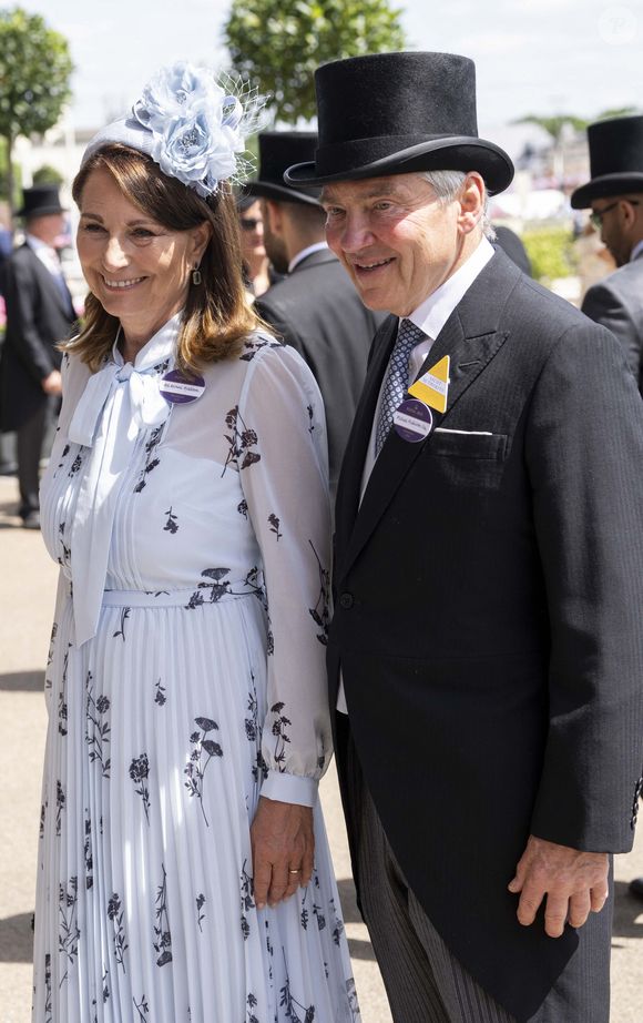 Elle a aussi pu compter sur ses parents Carole et Michael Middleton
Michael Middleton, Carole Middleton - La famille royale d'Angleterre aux courses hippiques "Royal Ascot 2024" à Ascot. Le 19 juin 2024 GOFF INF / BESTIMAGE