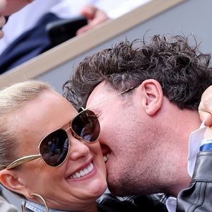 Laeticia Hallyday et son compagnon Frédéric Suant très amoureux dans les tribunes lors des Internationaux de France de Tennis de Roland Garros 2025, à Paris, France, le 26 mai 2025. © Jacovides-Moreau/Bestimage