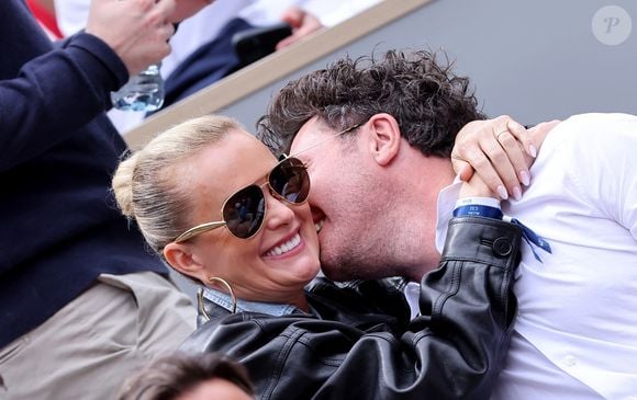 Laeticia Hallyday et son compagnon Frédéric Suant très amoureux dans les tribunes lors des Internationaux de France de Tennis de Roland Garros 2025, à Paris, France, le 26 mai 2025. © Jacovides-Moreau/Bestimage
