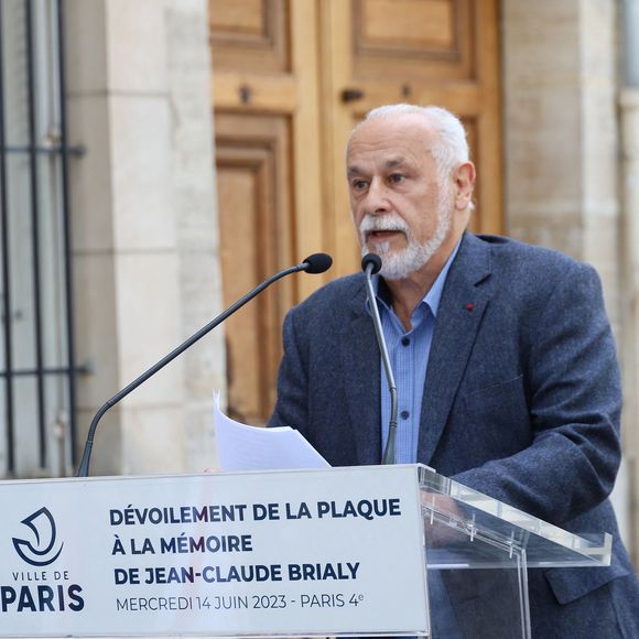 Et dès la naissance de Samy, Francis Perrin avait compris qu'il était différent. "Francis avait vu mon bébé et il est devenu blême. (...) Il était super emmerdé et il m'a dit : 'je ne peux rien te dire mais il faut vraiment que t'ailles consulter... Ton fils me fait penser au mien'".

Francis Perrin - Dévoilement d'une plaque commémorative en l'honneur de Jean-Claude Brialy sur la façade de l'immeuble où il vécut 25 quai de Bourbon Paris 4ème,  à Paris, France, le 14 juin 2023. © Coadic Guirec/Bestimage