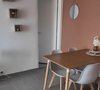 Le premier appartement qu'elle a acheté en 2023 est dans les tons terracotta : "C'est mon petit bébé".

Le premier bien Capture YouTube d'Inès Vandamme.
