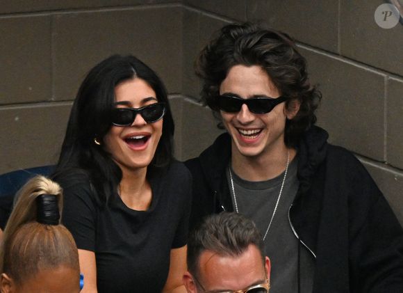 Malheureusement, sa petite amie Kylie Jenner a manqué sa victoire.

Kylie Jenner et Timothée Chalamet lors de la finale masculine opposant Novak Djokovic à Daniil Medvedev lors de l'US Open Tennis 2023, à New York, le 10 septembre 2023.  

Photo : Agence / Bestimage