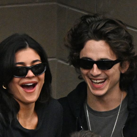 Malheureusement, sa petite amie Kylie Jenner a manqué sa victoire.

Kylie Jenner et Timothée Chalamet lors de la finale masculine opposant Novak Djokovic à Daniil Medvedev lors de l'US Open Tennis 2023, à New York, le 10 septembre 2023.  

Photo : Agence / Bestimage