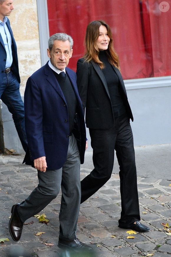 Nicolas Sarkozy, accompagné de sa femme Carla Bruni-Sarkozy, sort de son domicile pour être incarcéré à la prison de La Santé à Paris le 21 octobre 2025. © Moreau / Jacovides / Bestimage