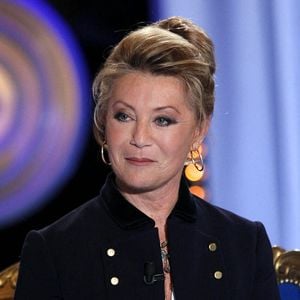 À 80 ans, Sheila continue de se produire devant ses admirateurs qui ne l’ont jamais oubliée, et ce malgré les conditions qui ne sont pas toujours évidentes.

EXCLUSIF - Sheila assiste à l'enregistrement d'une émission de télévision à Paris, France, le 19 février 2008. Photo de Greg Soussan/ABACAPRESS.COM