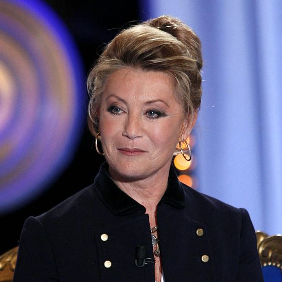 À 80 ans, Sheila continue de se produire devant ses admirateurs qui ne l’ont jamais oubliée, et ce malgré les conditions qui ne sont pas toujours évidentes.

EXCLUSIF - Sheila assiste à l'enregistrement d'une émission de télévision à Paris, France, le 19 février 2008. Photo de Greg Soussan/ABACAPRESS.COM