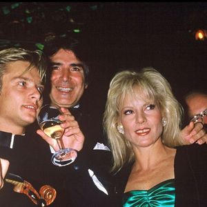 David Hallyday et sa mère Sylvie Vartan avec Tony Scotti à New York en septembre 1985 lors de l'inauguration du Maxim's.
Bestimage