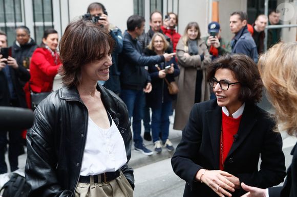 Charlotte Gainsbourg, Rachida Dati (ministre de la culture) lors de la cérémonie de dévoilement de la plaque "Maison des Illustres" de la Maison Gainsbourg à Paris, France, le 2 avril 2024. © Christophe Clovis/Bestimage