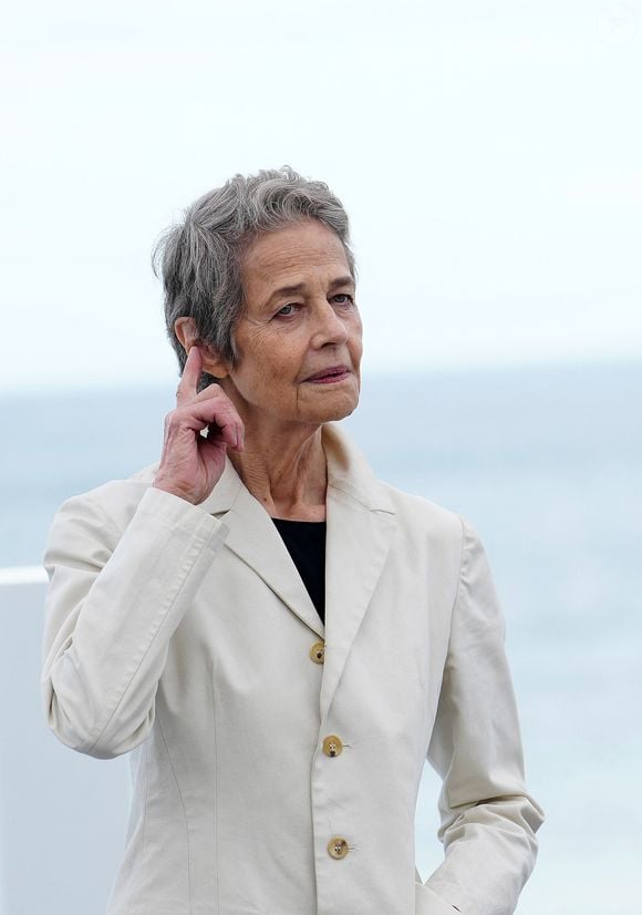 "J'ai effectivement eu deux petits amis, ce qui était osé à l'époque.", avait-elle alors affirmé. 

Charlotte Rampling à San Sébastian, septembre 2024.
LALO YASKY / BESTIMAGE