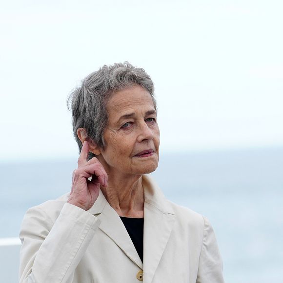 "J'ai effectivement eu deux petits amis, ce qui était osé à l'époque.", avait-elle alors affirmé. 

Charlotte Rampling à San Sébastian, septembre 2024.
LALO YASKY / BESTIMAGE