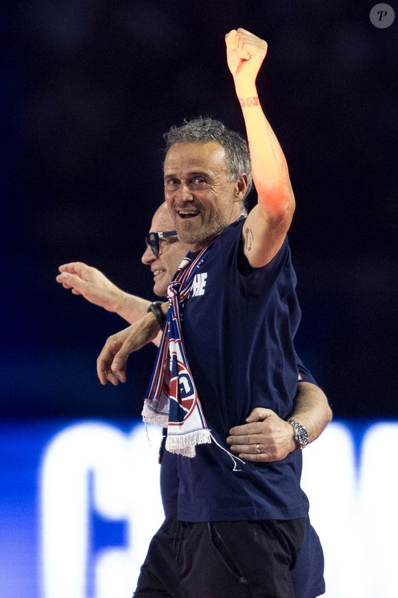 Luís Campos, Luis Enrique - Les joueurs du PSG célèbrent leur titre de Champion d'Europe au Parc Des Princes à Paris, le 1er juin 2025.
© Cyril Moreau/Bestimage