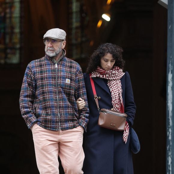 Eric Cantona et Rachida Brakni à la fin de la cérémonie funéraire de l'acteur franco-danois Niels Arestrup devant l'église Saint-Roch à Paris, le 10 décembre 2024. Niels Arestrup, décédé le 1er décembre 2024 à l'âge de 75 ans, était un pilier du théâtre et du cinéma français depuis les années 1970, mais son profil a été rehaussé au niveau international au cours de la première décennie de ce siècle par deux films réalisés par Jacques Audiard. Photo par Nasser Berzane/ABACAPRESS.COM