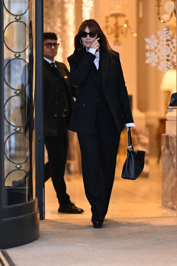 Figure incontournable des Fashion Weeks, Monica Bellucci est une habituée des défilés de grandes maisons.

Monica Bellucci à la sortie de son hôtel lors de la Fashion Week de Milan (MLFW), le 25 février 2026.
© Yehiel Chekroune/Bestimage
