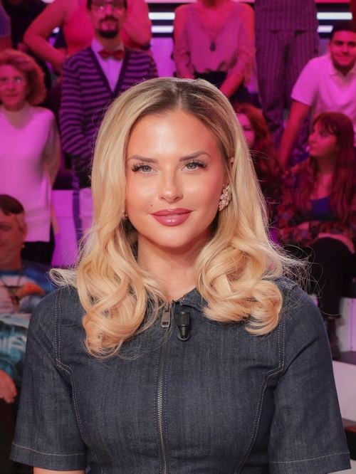 Kelly Vedovelli de sortie pour une première virée avec ses jumelles, après une nuit cauchemardesque