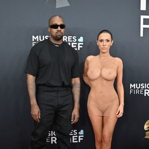 Kanye West et sa femme Bianca Censori ont été raccompagnés à la sortie des 67ème Grammy Awards pour tenue indécente sur le tapis rouge, au Crypto.com Arena de Los Angeles, Californie, etats-Unis, le 2 février 2025. © Axelle/BG/GoffPhotos/Bestimage