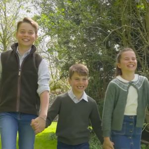 Contrairement à ses deux frères qui ont jeté leur dévolu sur un simple jean, la cousine d'Archie et Lilibet a été immortalisée avec une jupe en denim Girls Darkwash de la célèbre marque française Cyrillus comme l'a rapporté le magazine "Hello !".

Le prince George, la princesse Charlotte et le prince Louis immortalisés sur Instagram. 
(Capture d'écran : princeandprincessofwales) - 2025.