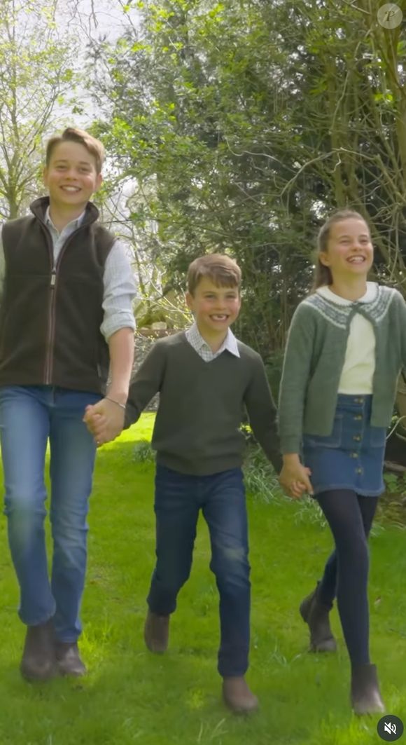 Contrairement à ses deux frères qui ont jeté leur dévolu sur un simple jean, la cousine d'Archie et Lilibet a été immortalisée avec une jupe en denim Girls Darkwash de la célèbre marque française Cyrillus comme l'a rapporté le magazine "Hello !".

Le prince George, la princesse Charlotte et le prince Louis immortalisés sur Instagram. 
(Capture d'écran : princeandprincessofwales) - 2025.