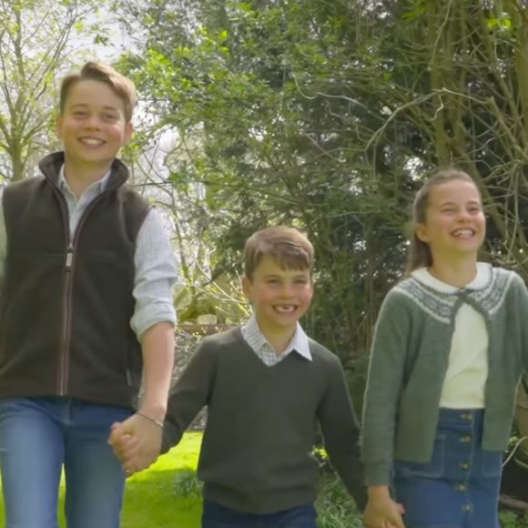 Contrairement à ses deux frères qui ont jeté leur dévolu sur un simple jean, la cousine d'Archie et Lilibet a été immortalisée avec une jupe en denim Girls Darkwash de la célèbre marque française Cyrillus comme l'a rapporté le magazine "Hello !".

Le prince George, la princesse Charlotte et le prince Louis immortalisés sur Instagram. 
(Capture d'écran : princeandprincessofwales) - 2025.