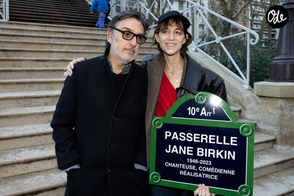 Yvan Attal et sa compagne Charlotte Gainsbourg - Inauguration de la passerelle Jane Birkin devant les 41-43 quai de Valmy à Paris le 13 décembre 2025.
© Cyril Moreau / Bestimage