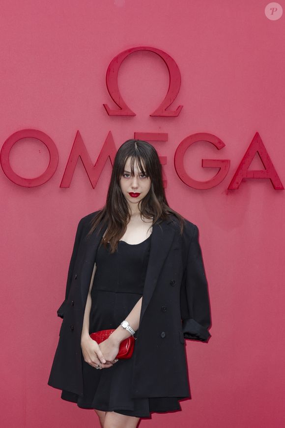 À 17 ans, elle avait songé à changer de nom, mais ne l’a finalement pas fait.

Kim Higelin au photocall  de la soirée d’ouverture  de la « Maison Omega » à l'hôtel de Poulpry, Maison des Polytechniciens pour les JO 2024 (Jeux Olympiques 2024)  à Paris, France, le 27 juillet 2024

© Olivier Borde - Jack Tribeca /Bestimage