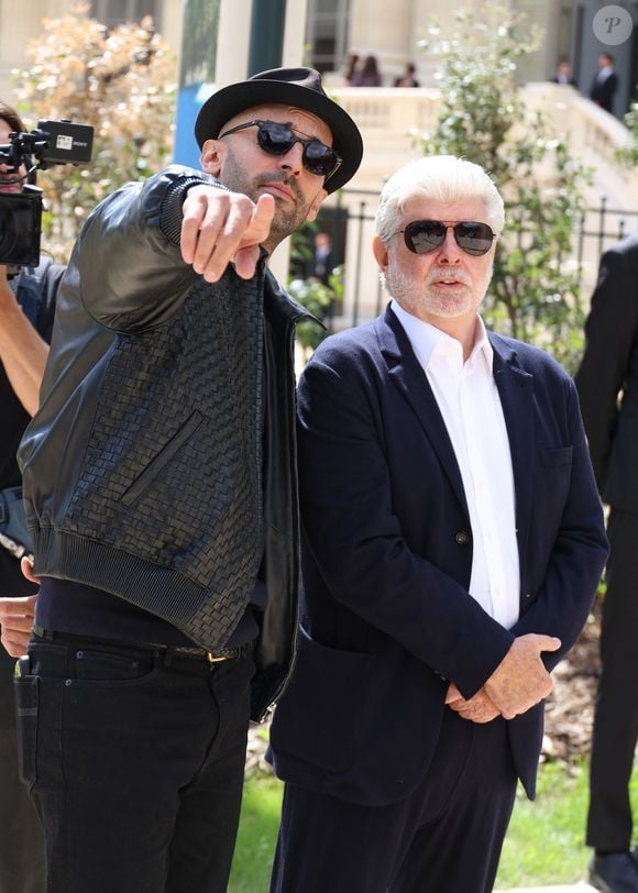JR et George Lucas - Les célébrités arrivent au défilé Chanel Collection Haute Couture Automne/Hiver 2025-2026 lors de la Fashion Week de Paris (PFW), le 8 juillet 2025. 
© Denis Guignebourg / Bestimage