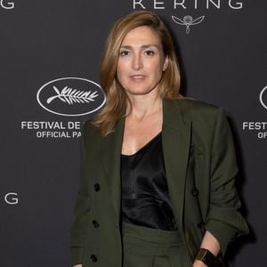 Julie Gayet - Photocall du dîner "Women In Motion, Kering", Place de la Castre lors du 78ème Festival International du Film de Cannes le 18 mai 2025. © Olivier Borde/Bestimage