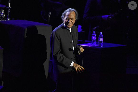 Une seconde femme rapporte des gestes déplacés, des attouchements et des propos à caractère sexuel, ainsi qu’un comportement intrusif et intimidant.

Julio Iglesias en concert au Royal Albert Hall à Londres, le 28 octobre 2019. © AGENCE / BESTIMAGE