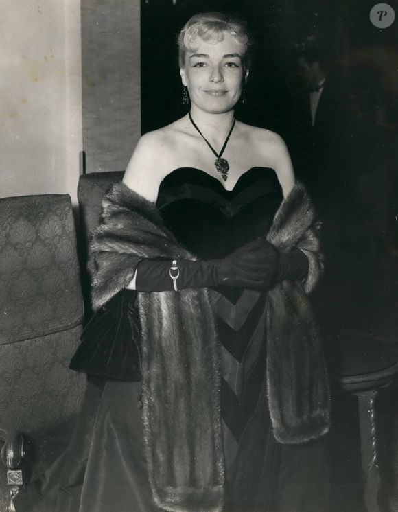 Festival du film français à Londres. Photo : la star française Simone Signoret arrive au cinéma Rialto, à Londres, pour la projection spéciale du film « Les Belles de nuit » dans le cadre du Festival du film français. © Keystone Press Agency/ZUMA Press Wire