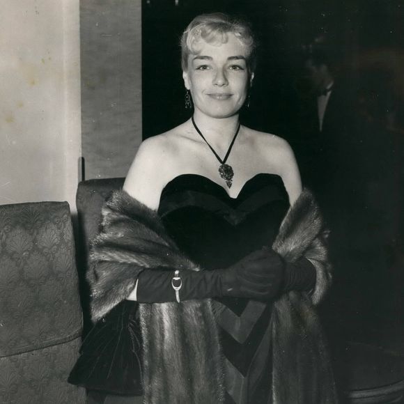 Festival du film français à Londres. Photo : la star française Simone Signoret arrive au cinéma Rialto, à Londres, pour la projection spéciale du film « Les Belles de nuit » dans le cadre du Festival du film français. © Keystone Press Agency/ZUMA Press Wire